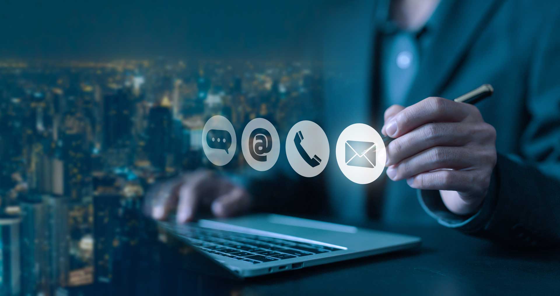 Ein-Mann-tippt-E-Mail-Piktogram-an